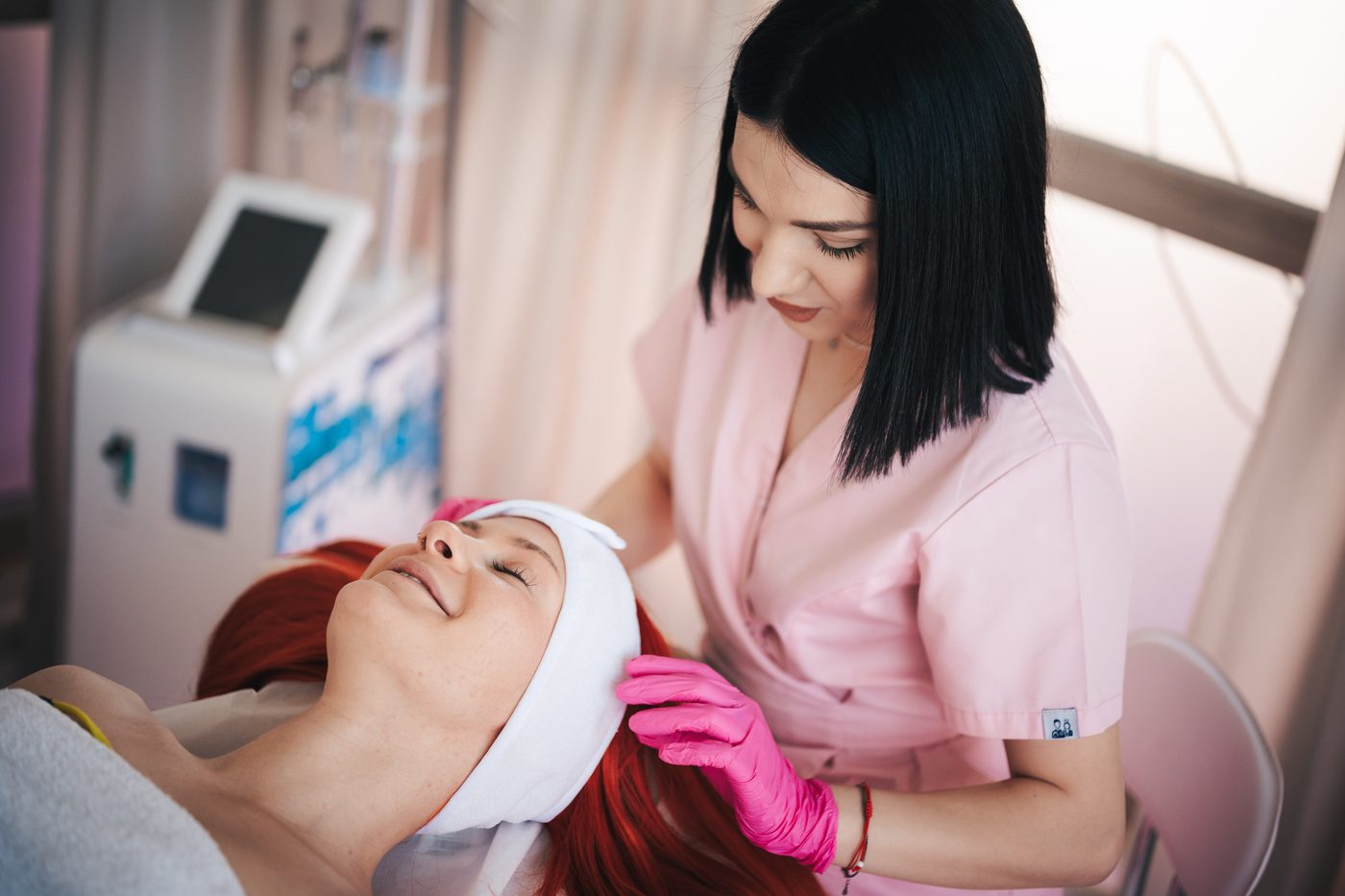 Specialist Moon Concept oferind tratament facial personalizat